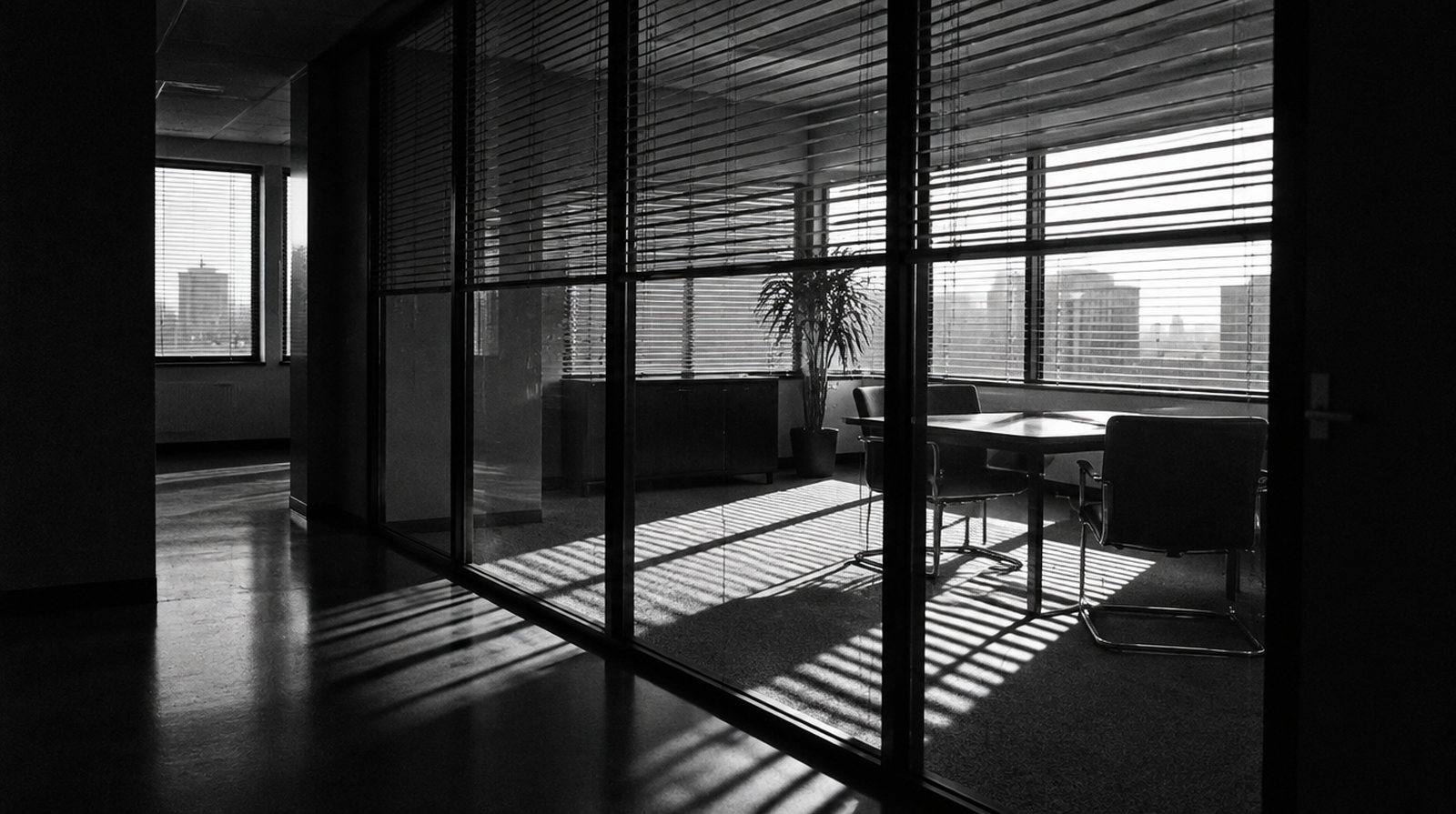 KI-generierte Darstellung: gläserne Bürotrennwand mit halb geöffneter Jalousie im Morgenlicht