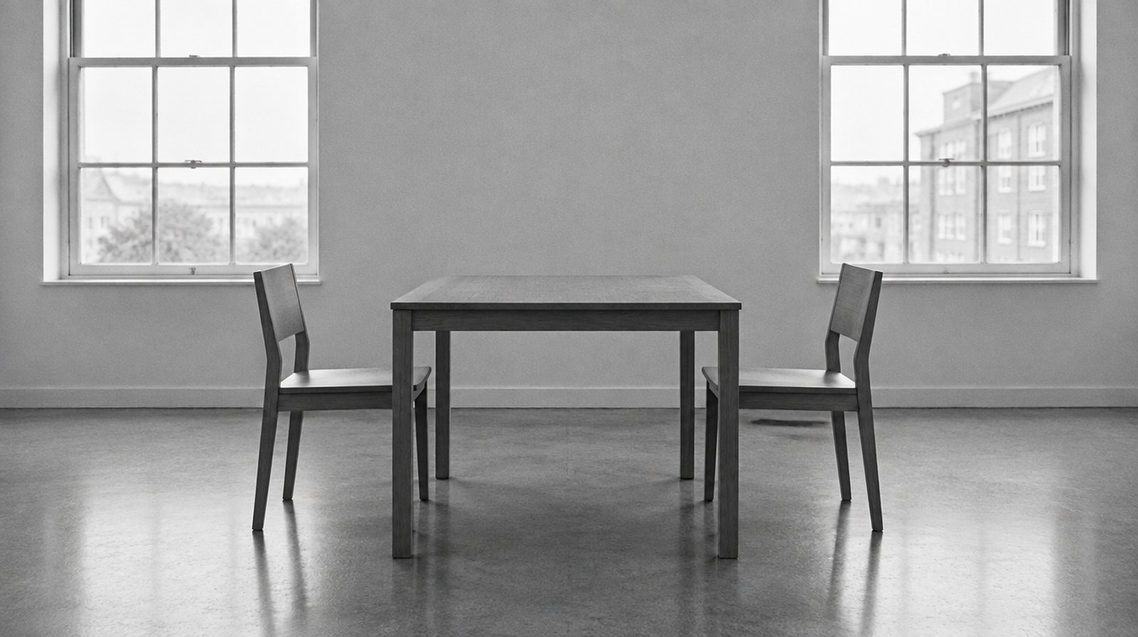 KI-generierte Darstellung: zwei gleiche Stühle einander gegenüber an einem leeren Tisch