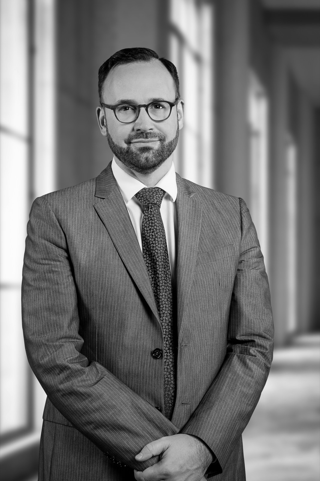 Andrija Maximilian Pancic, Rechtsanwalt, im Gegenlicht eines Säulengangs